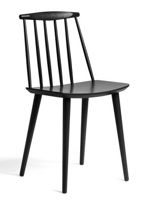 Schwarzer J77 Stuhl von Hay: Holzstuhl mit Rückenlehne und vier Beinen für Esszimmer und Wohnbereich.